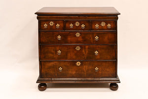 Chest of drawers : William & Mary : Walnut