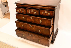 Chest of drawers : William & Mary : Walnut