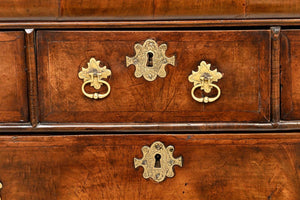 Chest of drawers : William & Mary : Walnut