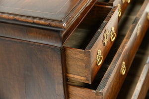 Chest of drawers : William & Mary : Walnut